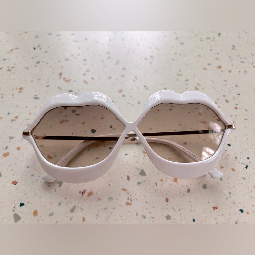 Lips Kiss Sunglasses in White and Gold - Picture 3 of 8